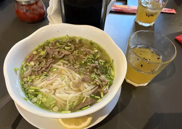 Zupa pho z wołowiną, kolendrą i cebulką